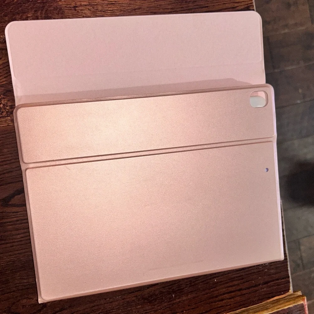 Rose gold-White Keyboard Case with Backlight. iPad 7-9 generation 11.2 “